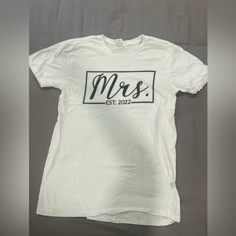 MRS. est 2022 t-shirt size small